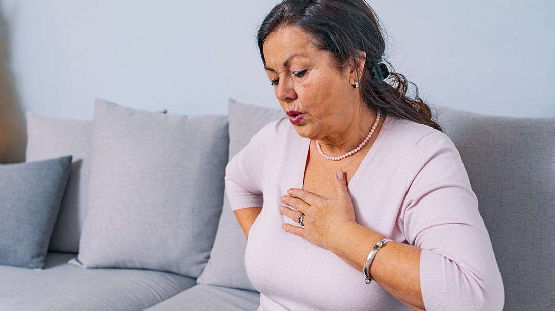 women-heart-attack-symptoms-desktop