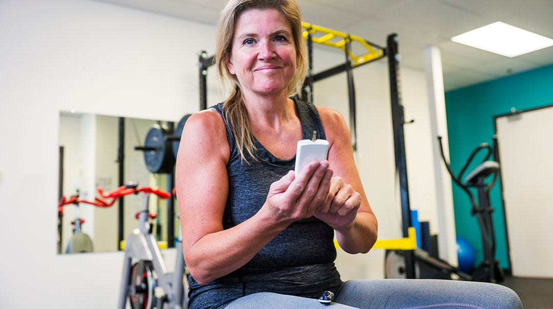 desktop_Diabetes-diabetic-woman-patient-checking-monitoring-her-blood-sugar-levels-in-a-gym-GettyImages-505264702