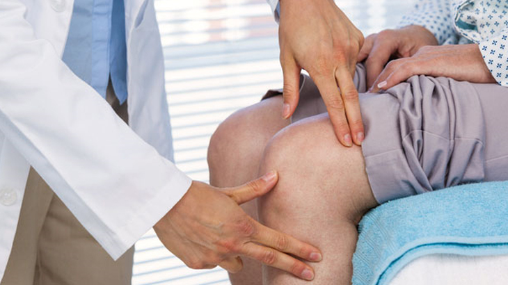 Doctor assesses patient with leg pain